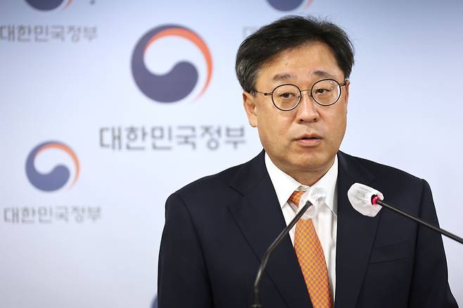 박윤규 과학기술정보통신부 2차관이 지난 18일 정부서울청사 브리핑실에서 5G 주파수 할당 조건 이행점검 결과 및 향후계획을 발표하고 있다. 과기정통부는 이날 28㎓ 대역 기지국 설치 이행률을 점검한 결과 SKT에는 이용 기간 10%(6개월) 단축, KT와 LGU+에는 할당 취소 처분을 각각 통지했다고 밝혔다. /연합뉴스