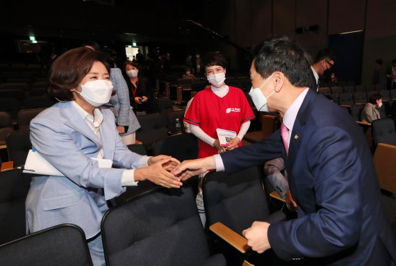 국민의힘 김기현 대표 권한대행 겸 원내대표, 나경원 당 대표 후보가 25일 서울 마포구 누리꿈스퀘어에서 열린 국민의힘 제1차 전당대회 비전발표회에서 인사하고 있다. 사진=뉴시스화상