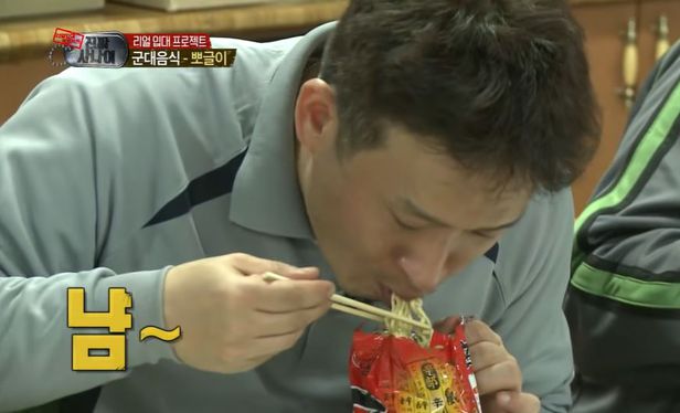 라면 봉지에 라면을 끓여 먹어도 환경호르몬이 나올 가능성은 적다. 사진은 MBC '진짜사나이'에서 뽀글이를 먹고 있는 서경석./사진=MBC '진짜사나이' 캡처