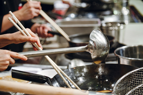 170도의 열에 재빨리 볶아내는 중국식 요리법으로 요리를 한 음식에서 트랜스지방이 검출됐다는 조사가 있다./조선일보DB