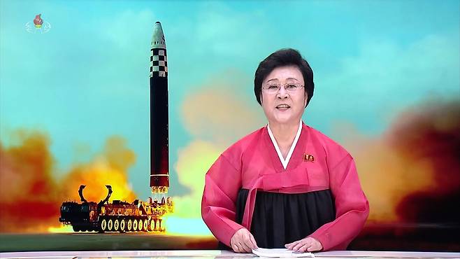 북한 조선중앙TV는 전날인 18일 신형 대륙간탄도미사일(ICBM) '화성-17형' 발사 과정을 기록한 영상을 19일 보도했다. 사진 조선중앙TV 캡처