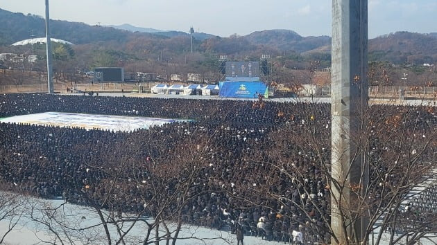 20일 대구 수성구 노변동 대구스타디움에서 신천지 신자 10만명이 수료식을 진행했다. 사진=뉴스1