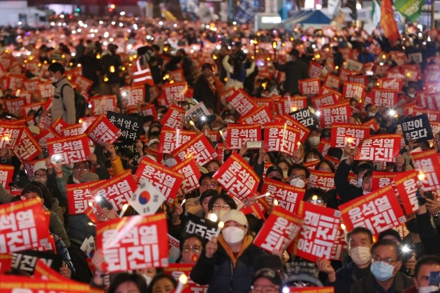 지난 19일 오후 서울 중구 숭례문 인근에서 촛불전환행동 주최로 윤석열 정부의 퇴진을 요구하는 촛불집회가 열렸다. 사진=연합뉴스