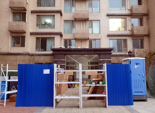 중국 베이징 차오양구의 한 아파트 입구가 코로나19 감염자 발생으로 봉쇄돼 있다. 연합뉴스