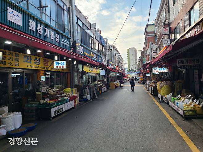 경기 성남시 중원구 성남동 ‘모란시장 기름골목’에 지난 15일 32곳의 기름집이 운집해 있다.