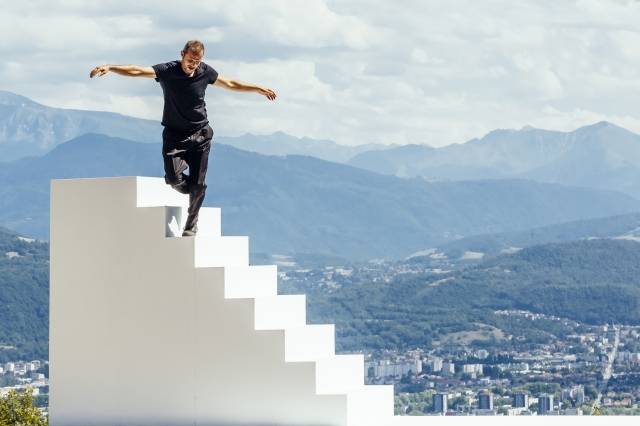 요안 부르주아의 ‘푸가 트램펄린’   (c)Pascale Cholette