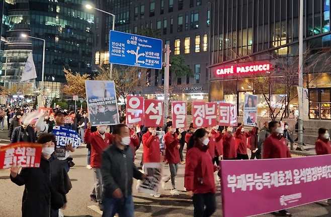 19일 오후 서울 시청 인근에서 윤석열 정부를 규탄하는 촛불집회가 열리고 있다. /사진=연합뉴스