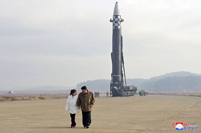 북한이 지난 18일 화성-17형 대륙간탄도미사일(ICBM) 발사 관련 보도에서 처음으로 공개한 김정은 국무위원장 딸의 모습. [조선중앙통신/연합뉴스]