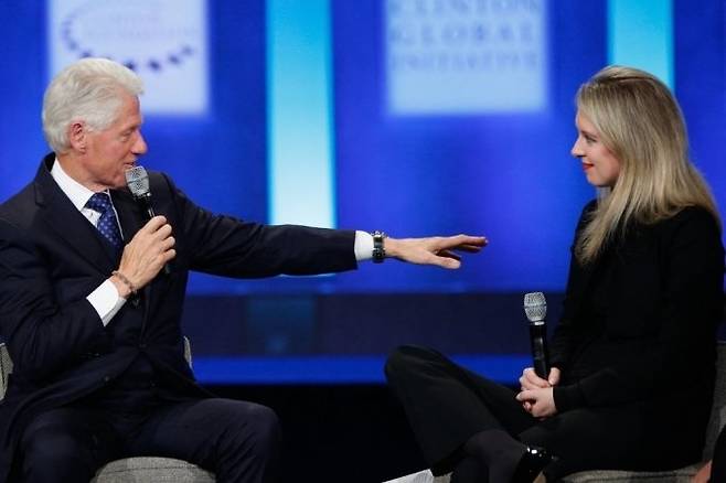 빌 클린턴 전 미국 대통령이 주관한 행사에 엘리자베스 홈즈 전 테라노스 최고경영자(CEO) 가 참석해 대화하는 모습 /AFPBBNews=뉴스1