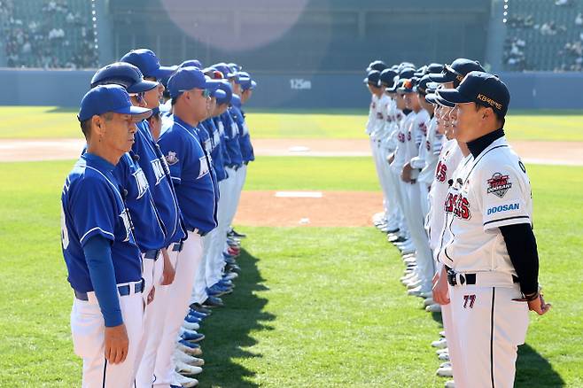 잠실야구장에서 열린 최강몬스터즈와 두산베어스의 이벤트 경기에 앞서 양 팀 감독과 선수들이 도열해 있다. /사진= 뉴스1