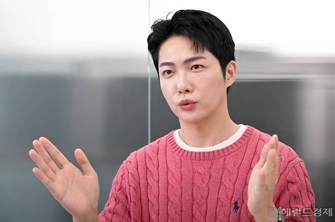 지난달 27일 서울 서대문구 제너럴컨셉에서 아우라M(본명 이상민)이 헤럴드경제와 인터뷰를 하고 있다. [이상섭 기자]