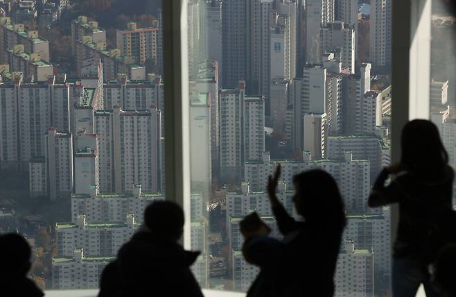 서울 송파구 롯데월드타워 전망대 서울스카이에서 바라본 시내 아파트 단지 모습. [연합]