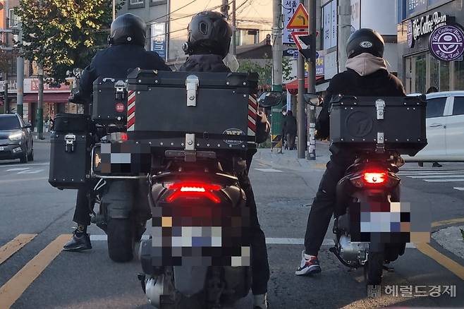 서울 시내에서 배달 오토바이들이 운행 중이다. 김민지 기자