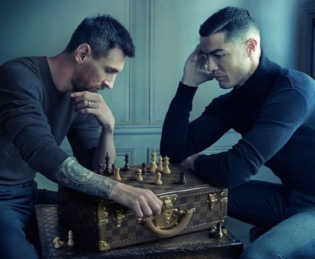리오넬 메시(왼쪽)와 크리스티아누 호날두가 체스판을 두고 찍은 광고(일부). [루이비통]