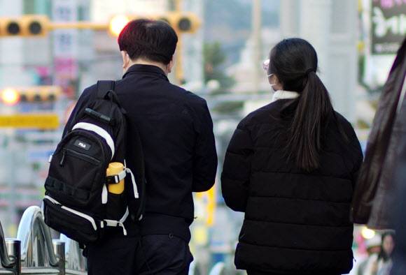 2023학년도 대학수학능력시험(수능)일인 17일 오후 88지구 제23시험장 경남 창원시 마산합포구 마산여자고등학교에서 4교시 시험을 마친 학생과 딸 가방을 어깨에 멘 아버지가 대화하며 걸어가고 있다. 2022.11.17 연합뉴스