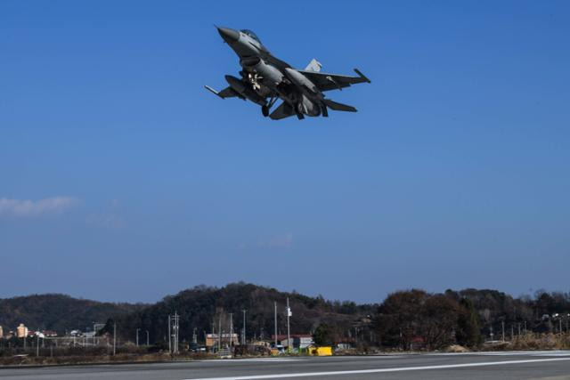 16일 오후 공군 KF-16 전투기가 한미 연합 비상활주로 접근훈련을 위해 경북 영주 비상활주로에 접근하고 있다. 공군 제공