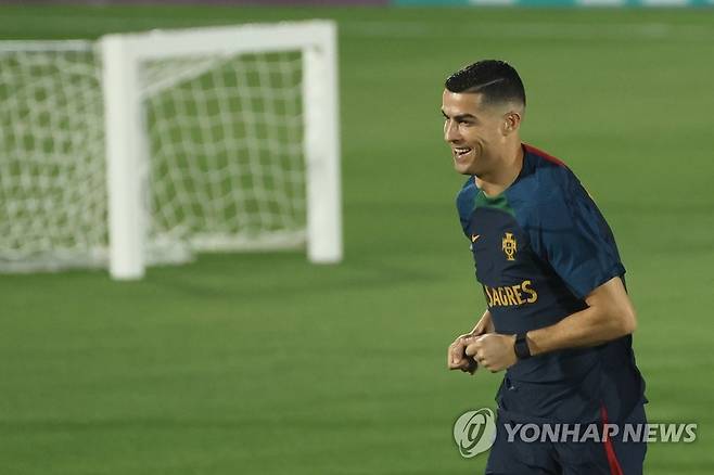 밝은 표정으로 훈련하는 호날두 (도하=연합뉴스) 김주성 기자 = 2022 카타르 월드컵에서 한국과 조별리그 3차전을 치르는 포르투갈 축구대표팀의 크리스티아누 호날두가 19일 오후(현지시간) 카타르 도하 외곽 알샤하니야 SC 훈련장에서 첫 적응훈련을 하고 있다.  
    37세의 호날두는 2006년 독일 대회부터 5회 연속 월드컵 본선 그라운드를 누빈다. 2022.11.20 utzza@yna.co.kr