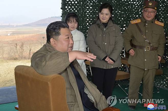 북한, 김정은 딸 전격 공개 (평양 조선중앙통신=연합뉴스) 조선중앙통신이 19일 공개한 김정은 국무위원장과 딸의 사진. 김 위원장의 딸이 공개석상에 등장한 사실이 보도된 것은 이번이 처음이다.
    [국내에서만 사용가능. 재배포 금지. For Use Only in the Republic of Korea. No Redistribution] nkphoto@yna.co.kr