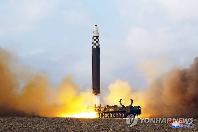 북한, 어제 화성-17형 시험발사…김정은 "핵에는 핵으로 대응" (평양 조선중앙통신=연합뉴스) 북한이 지난 18일 김정은 국무위원장의 지도 아래 신형의 대륙간탄도미사일 화성-17형을 시험 발사했다. 
    조선중앙통신은 19일 "초강력적이고 절대적인 핵억제력을 끊임없이 제고함에 관한 우리 당과 공화국 정부의 최우선 국방건설 전략이 엄격히 실행되고 있는 가운데 18일 조선민주주의인민공화국 전략 무력의 신형대륙간탄도미사일 시험발사가 진행되었다"고 밝혔다. 
    통신은 이어 김정은 국무위원장이 시험발사를 현지에서 지도했다고 덧붙였다. 2022.11.19 
    [국내에서만 사용가능. 재배포 금지. For Use Only in the Republic of Korea. No Redistribution] 
 nkphoto@yna.co.kr