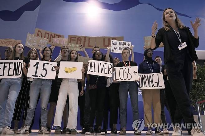 COP27 행사장에서 시위하는 청년 기후활동가들. [AP 연합뉴스 자료사진. 재판매 및 DB 금지]