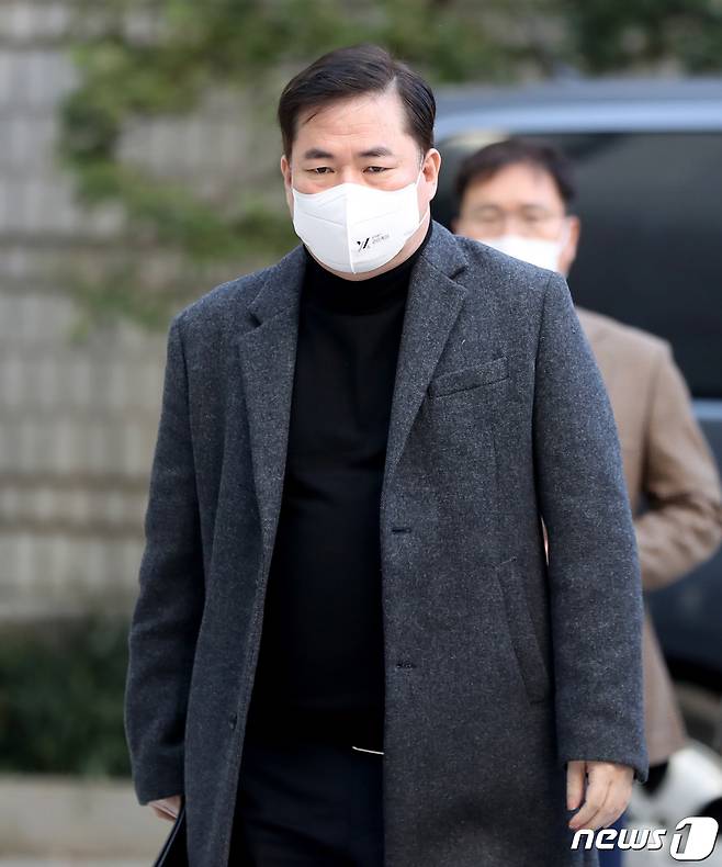 유동규 전 성남도시개발공사 기획본부장이 21일 오전 서울 서초구 서울중앙지법에서 열린 대장동 개발 사업 로비·특혜 의혹 관련 1심 속행 공판에 출석하고 있다. 2022.11.21/뉴스1 ⓒ News1 장수영 기자