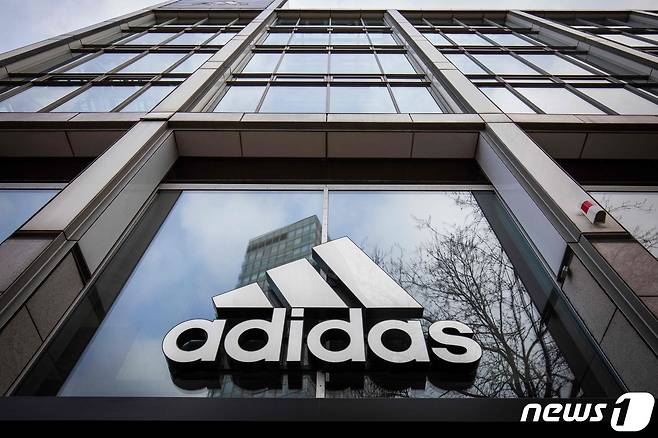 (FILES) In this file photo taken on March 29, 2020 The logo of German sporting goods company Adidas is pictured at one of the company's outlets in Berlin on March 29, 2020. - German sports equipment giants Adidas said on March 1, 2022 they have suspended their partnership with the Russian Football Federation in the wake of Russia's invasion of Ukraine. (Photo by Odd ANDERSEN / AFP) ⓒ AFP=뉴스1