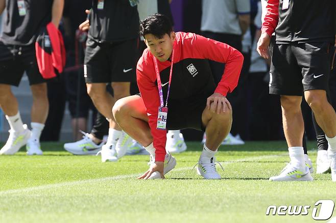 대한민국 축구대표팀 손흥민이 21일 오전(현지시간) 카타르 알라이얀의 에듀케이션 시티 스타디움을 찾아 잔디 상태를 살피고 있다. 에듀케이션 시티 스타디움은 대한민국 축구대표팀이 이번 카타르 월드컵에서 조별 예선 3경기를 모두 치르는 경기장이다. 2022.11.21/뉴스1 ⓒ News1 이광호 기자