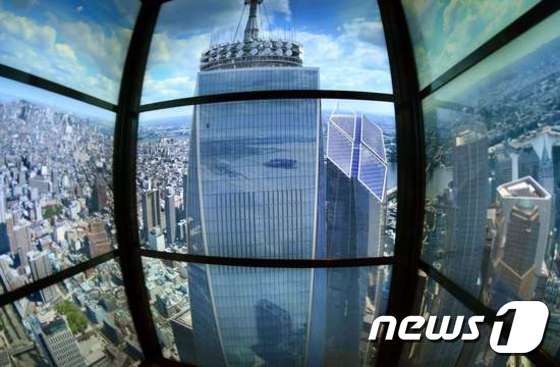 9/11테러로 무너진 자리에 들어선 뉴욕시의 원 월드트레이드센터 전망대(One World Observatory)에서 내려다 본 뉴욕시 전경으로 20일(현지시간) 사전언론공개 행사 때 촬영된 사진이다. 원 월드 트레이드센터 100층에서 102층 사이에 설치된 이 전망대는 뉴욕의 새로운 명소가 될 것이다. 전망대는 오는 29일부터 일반에 공개된다. ⓒ News1 이기창