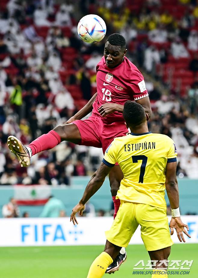 카타르 압둘라가 20일(현지시간) 카타르 알코르 알바이트 스타디움에서 열린 에콰도르와 경기에서 헤딩을 하고 있다. 알코르(카타르)=송정헌 기자songs@sportschosun.com/2022.11.20/