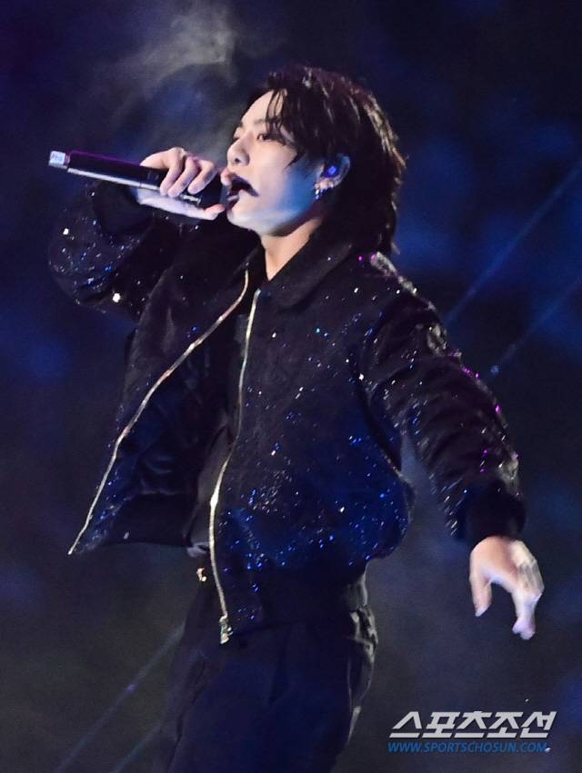 20일 카타르 알코르 알바이트 스타디움에서 카타르월드컵 개막식이 열렸다. 개막식 무대를 선보이고 있는 BTS 정국. 알코르(카타르)=송정헌 기자songs@sportschosun.com/2022.11.20/