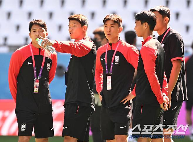 21일 축구국가대표팀 선수들이 H조 조별리그 3경기가 모두 열리는 카타르 알라얀 '에듀케이션 시티 스타디움' 답사를 했다. 선수들은 경기장 그라운드를 밟고 잔디 파악과 경기장 분위기를 익혔다. 경기장을 둘러보고 있는 대표팀 선수들. 알라얀(카타르)=송정헌 기자 songs@sportschosun.com/2022.11.21/