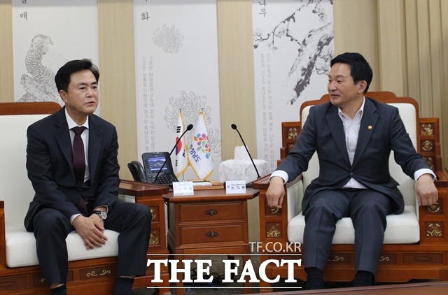 원희룡 국토교동부 장관(오른쪽)이 21일 충남도청을 방문했다. / 내포 = 최현구 기자