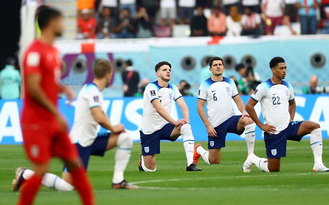 잉글랜드 선수들이 21일 카타르 도하의 칼리파 인터내셔널 스타디움에서 이란과 벌인 2022 카타르 월드컵 조별리그 B조 1차전에서 경기 전 일제히 무릎을 꿇었다. 흑인 인종차별에 반대하는 퍼포먼스다./로이터 뉴스1