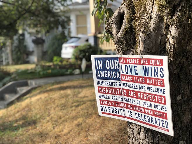 미국 오리건주 포틀랜드의 한 주택가에 다양성과 평등을 지지하는 내용의 팻말이 붙어 있다. /포틀랜드(미국)=이은영 기자