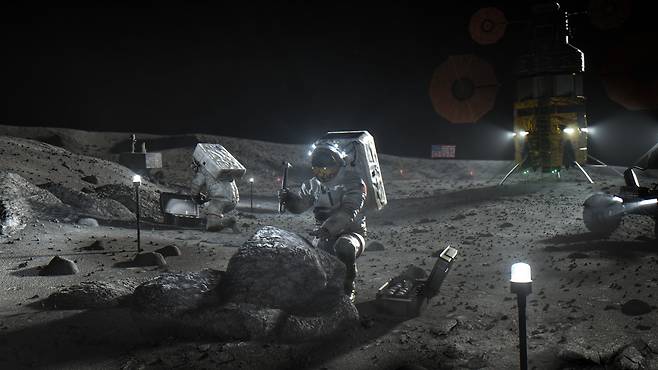미 항공우주국(NASA)의 아르테미스 우주인들이 달 표면에서 탐사를 하는 모습의 상상도. 나사는 2030년 이전에 달에 기지를 세워 우주인을 장기 체류시키겠다고 공식 발표했다./NASA