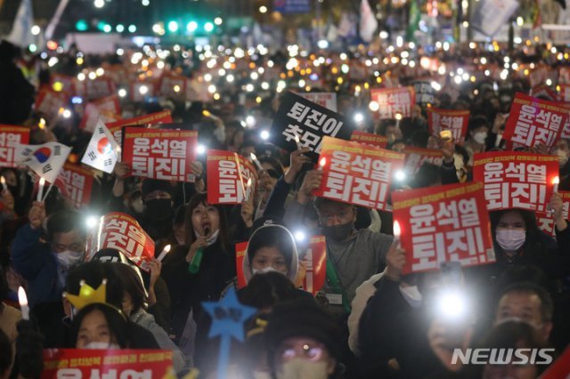 19일 오후 서울 중구 숭례문 일대에서 촛불전환행동 주최로 윤석열 정부를 규탄하는 촛불집회가 열리고 있다. 뉴시스