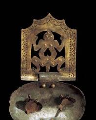 백제 무령왕릉에서 나온 왕의 허리띠에 달린 두꺼비 장식. 배꼽 부분에 거꾸로 뒤집은 하트의 뚫음 무늬가 선명하게 보인다.