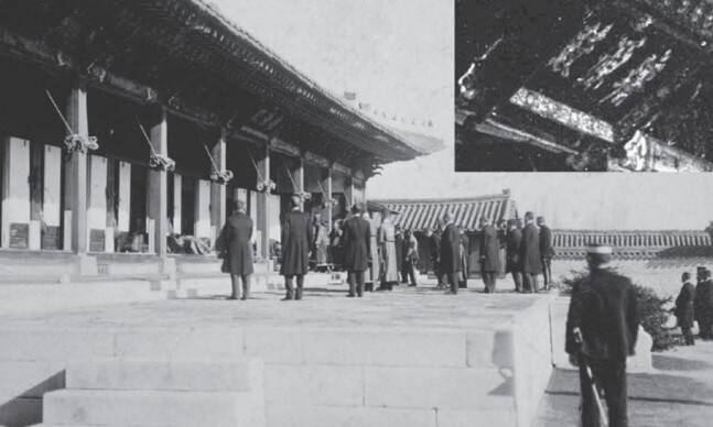 1918년 서울 덕수궁 선원전 전각에서 조선 왕실의 왕족들이 제례를 올리고 있는 광경. 문화재청 제공