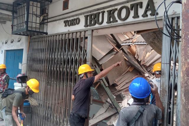21일 인도네시아 서부자바주의 치안주르의 한 상점이 이날 오후 발생한 지진으로 붕괴된 모습. 치안주르=AP