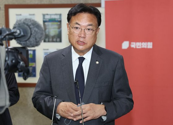 정진석 국민의힘 비상대책위원장이 21일 오후 국회에서 이태원 참사 유가족과 면담한 뒤 취재진의 질문에 답변하고 있다. 연합뉴스