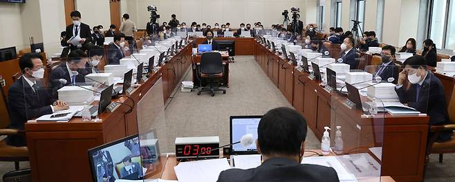 지난 9일 국회에서 열린 기획재정위원회 전체회의에서 여야 의원들이 소위원회 구성 관련 의견 대립을 보이고 있다. 연합뉴스