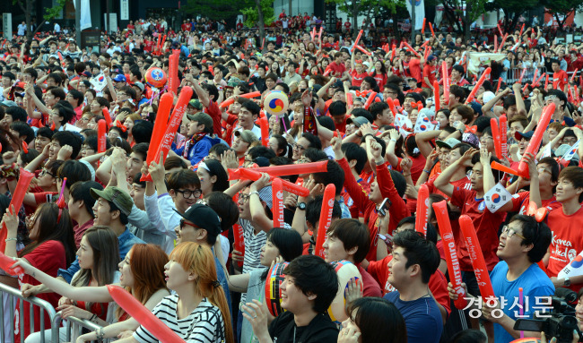 지난 2014년 브라질 월드컵 조별리그 H조 1차전 한국과 러시아전을 보기 위해 광화문광장에 모인 시민들 모습. 경향신문 자료사진