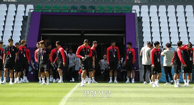 2022 카타르 월드컵에 출전하는 한국 축구국가대표 손흥민이 21일(현지시간) 조별 예선 3경기가 열리는 카타르 알라이얀 에듀케이션 시티 스타디움에서 잔디를 살펴보고 있다. 알라이얀|권도현 기자