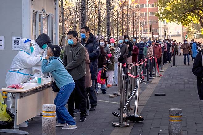 지난 15일 중국 베이징의 한 선별진료소에서 시민들이 코로나19 유전자증폭(PCR) 검사를 받기 위해 줄을 서 있다.[사진제공=연합뉴스]