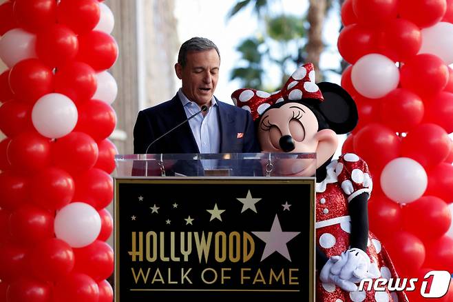 지난 2018년 1월22일(현지시간) 미국 캘리포니아주(州) 로스앤젤레스의 할리우드 명예의 거리에서 연설 중인 밥 아이거 디즈니 최고경영자(CEO)/사진=LA로이터, 뉴스1