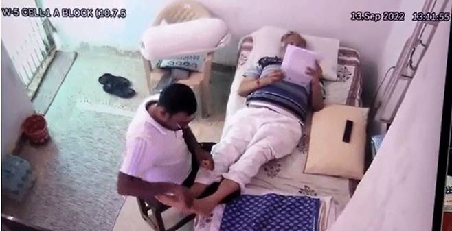 사티엔다르 자인 장관의 소속 정당인 AAP는 그의 황제 수감 논란에 대해 "자인 장관은 과거 척추 수술을 받았다"며 "병원 측에서 물리치료를 권해 치료받은 것"이라고 해명했다. /사진=트위터 캡처