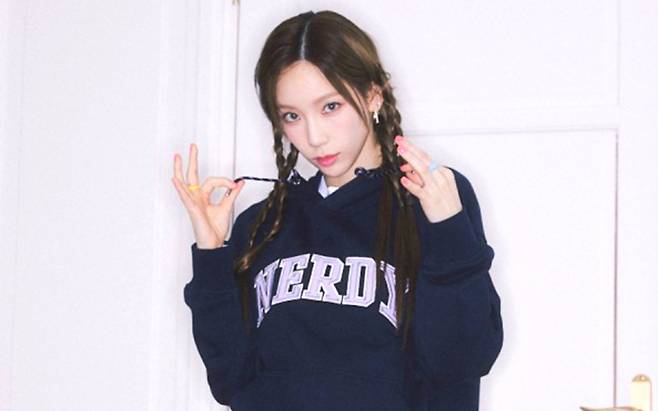 스트리트 브랜드 널디(NERDY)의 후드 티셔츠를 착용한 소녀시대 태연. [널디 홈페이지]