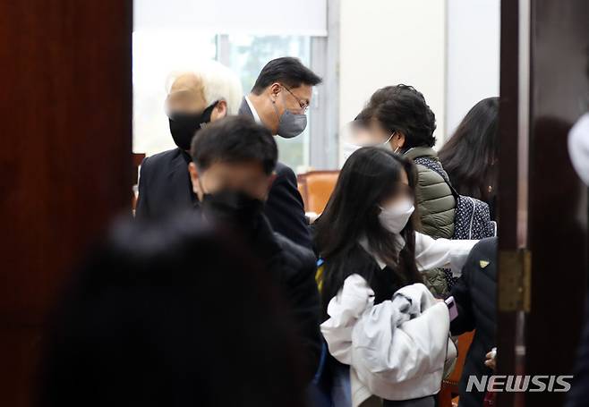 [서울=뉴시스] 전진환 기자 = 정진석 국민의힘 비상대책위원장이 21일 오후 서울 여의도 국회에서 이태원 참사 유가족들과 면담을 마치고 위로하고 있다. 2022.11.21 amin2@newsis.com