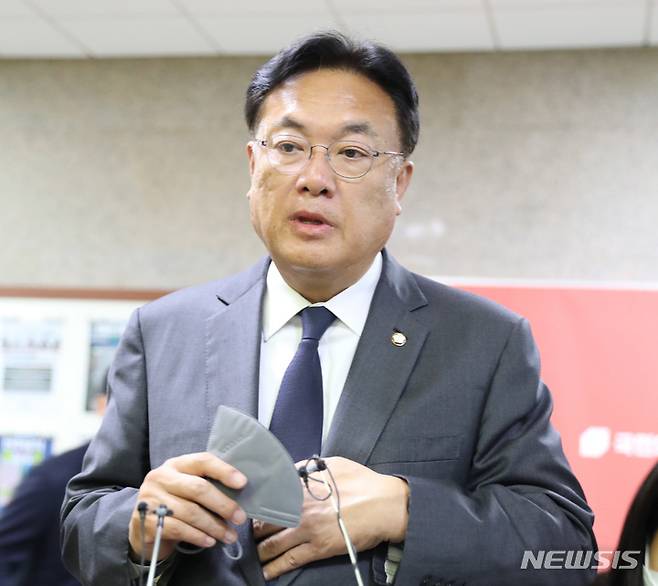 [서울=뉴시스] 전진환 기자 = 정진석 국민의힘 비상대책위원장이 21일 오후 서울 여의도 국회에서 이태원 참사 유가족들과 면담을 마치고 기자들에게 발언하고 있다. 2022.11.21 amin2@newsis.com