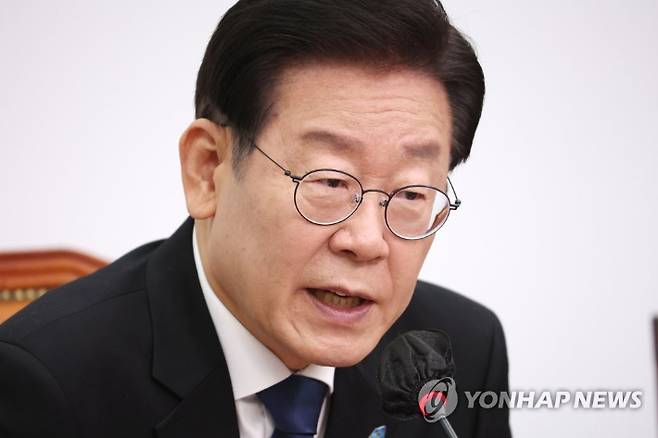 더불어민주당 이재명 대표가 18일 오전 국회에서 열린 최고위원회의에서 발언하고 있다. 연합뉴스